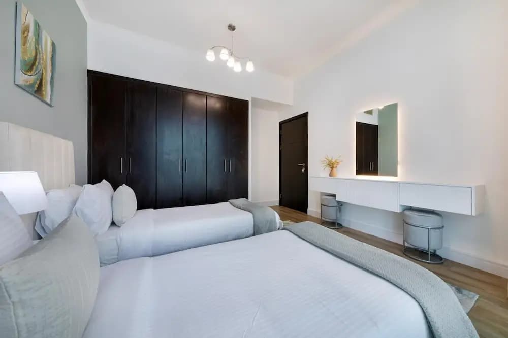 High-floor Trendy Apt w Marina Palm Ocean Vws - photo 20