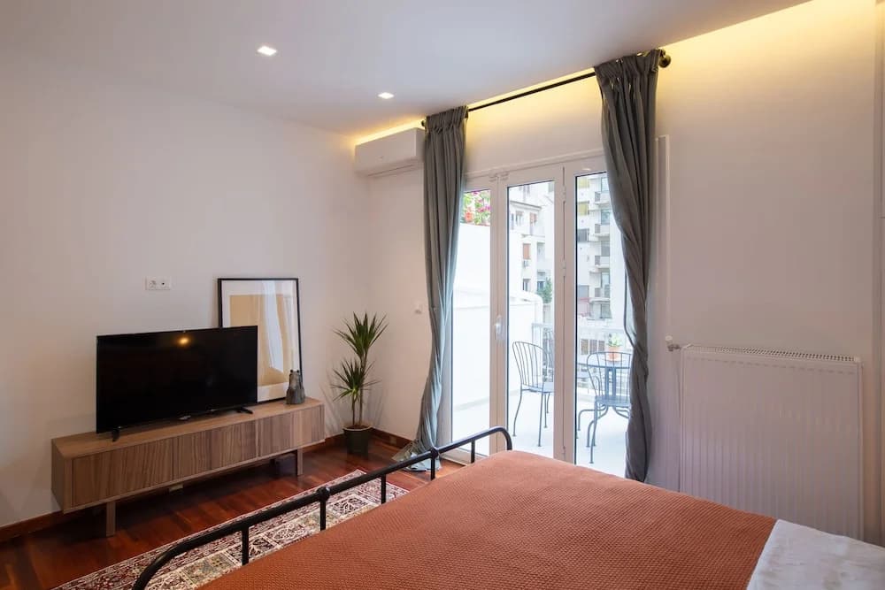 Phaedrus Living: City Luxury Flat Mavromichali - photo 5