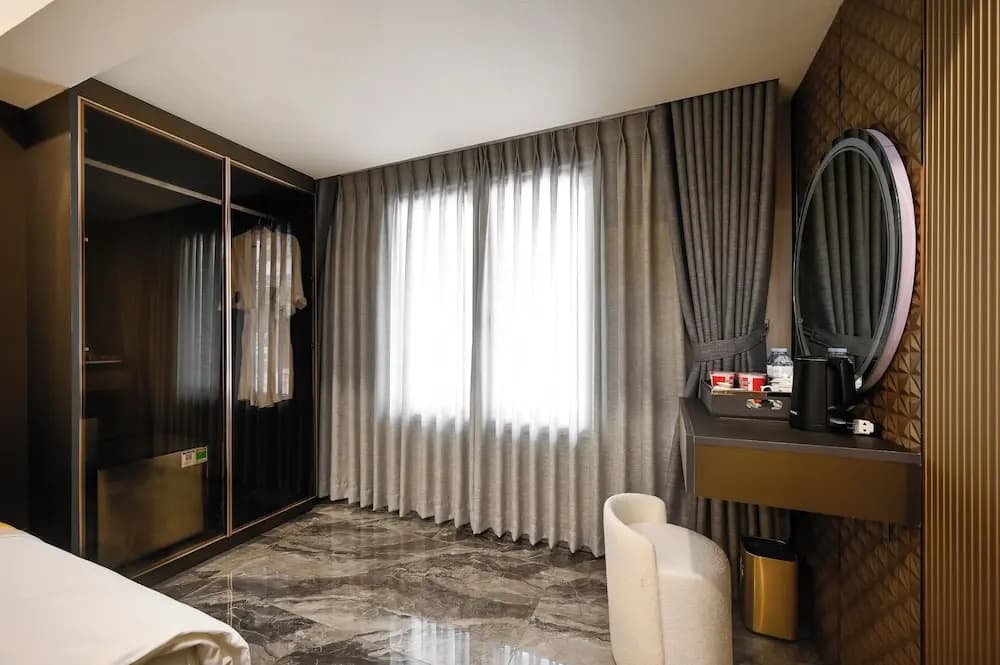 The Moon 1 Hotel - photo 8