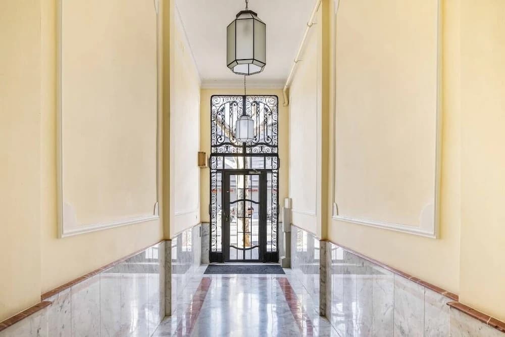 Stunning 2 Bedroom amd Bath Apartment in Eixample - photo 10
