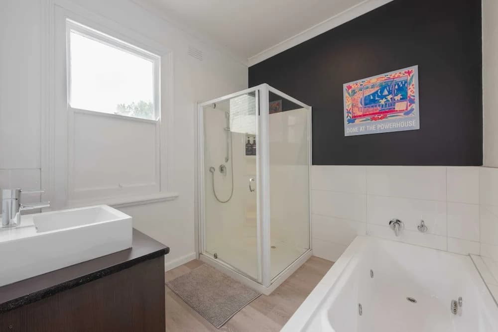 Unique 2BR Converted Storefront APT in Alphington! - photo 8