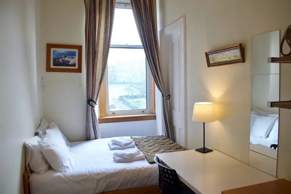 Traditional 3 Bedroom Apartment in Bruntsfield - photo 9