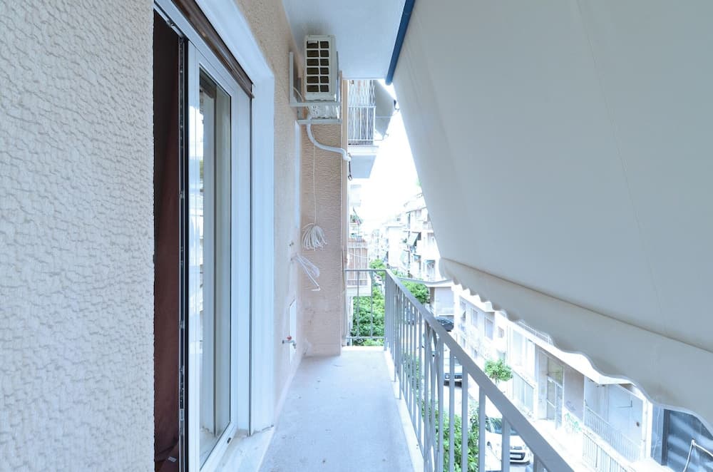 A modern and neoclassical apartment - photo 6
