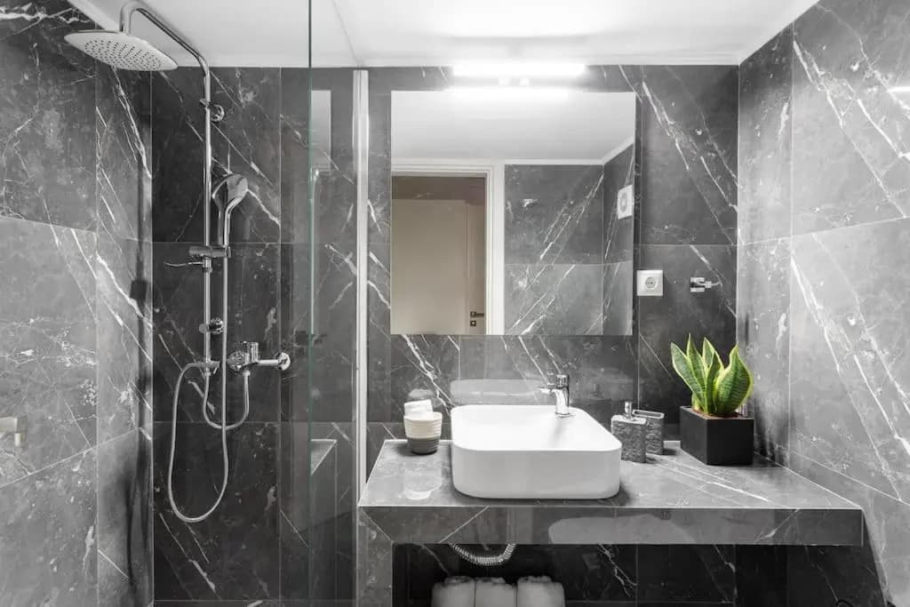 Deluxe 3-BDRM Urban-industrial Apt at Acropolis - photo 6