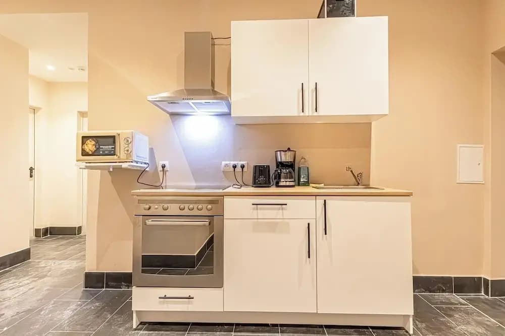 4BR Apt. for Groups 6-Min to Stadthalle - photo 37