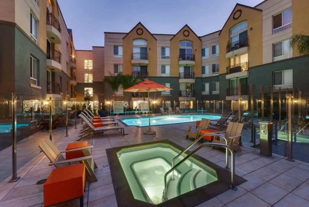 Global Luxury Suites at Lincoln Blvd - photo 10