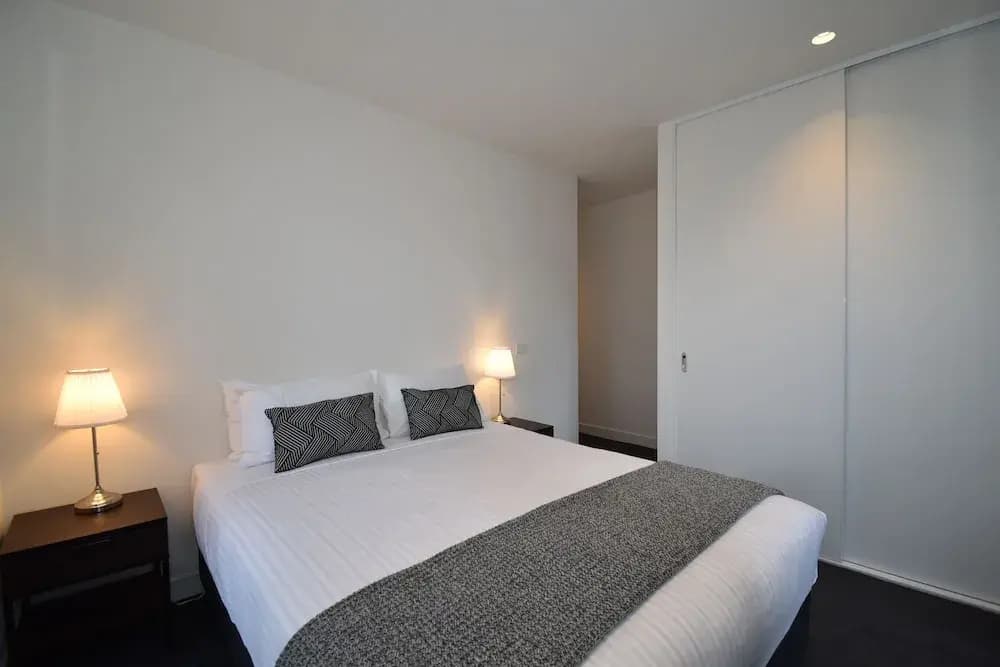 Melbourne Empire Apartments - photo 3