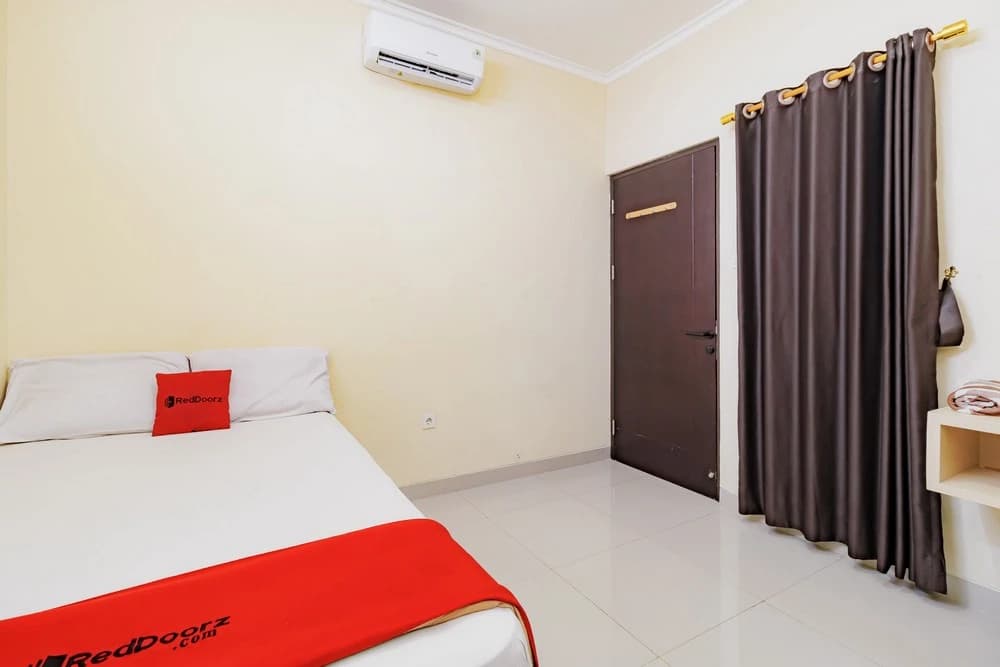 RedDoorz near Jakarta International Velodrome - photo 9