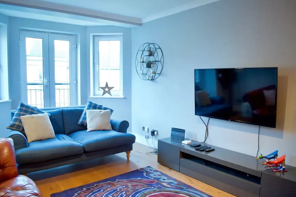 Large 2 Bedroom Flat in Leith With Free Parking - photo 3