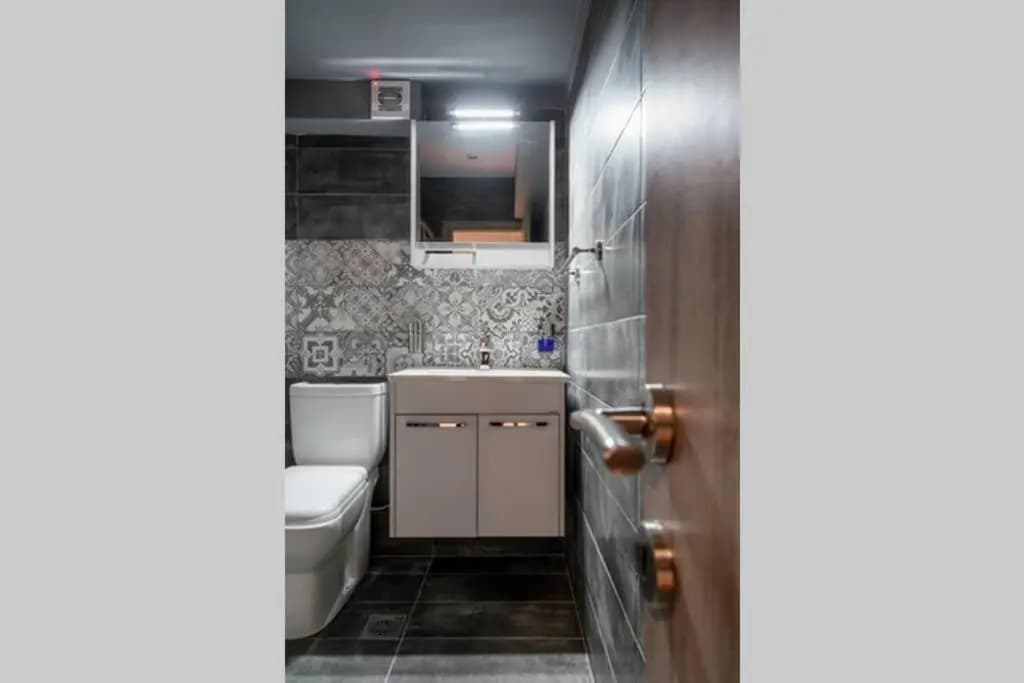 Superb suite on Aiolou street - photo 7