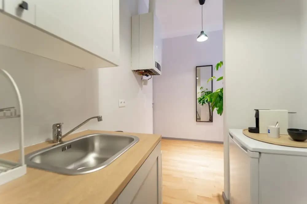 Modern Newly Refurbished Studio - Close TO Center - photo 7