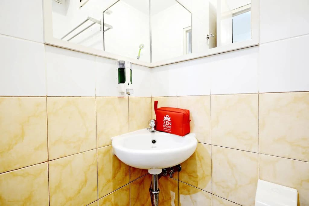 ZEN Rooms Cideng Barat - photo 7