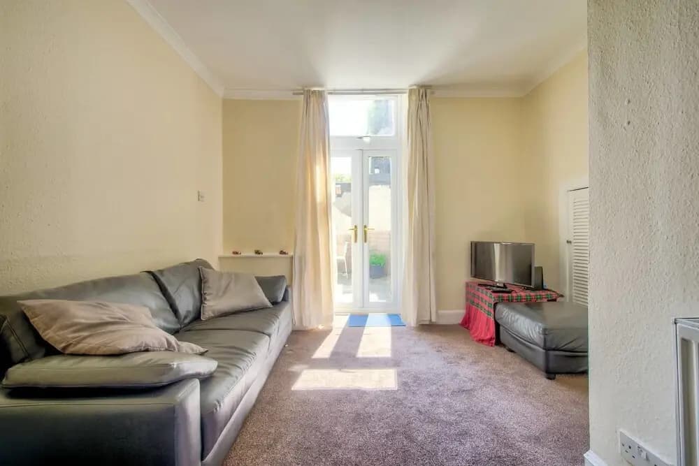Central Apartment With Private Courtyard Space - photo 4