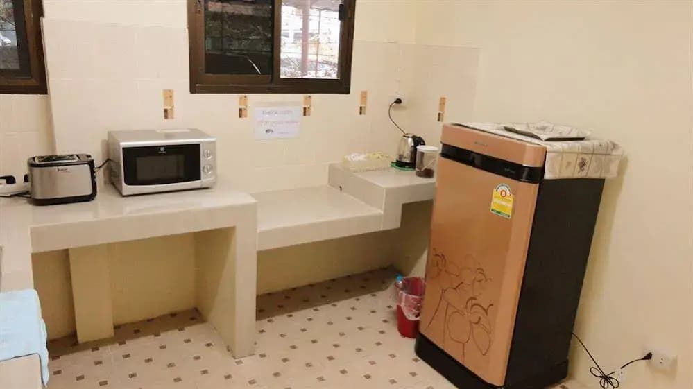Baan Sathorn Backpacker Hostel - photo 14