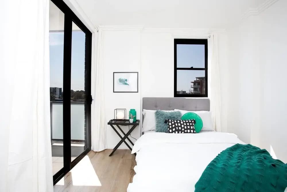 Designer Executive Apartment + Parking near Train - photo 5