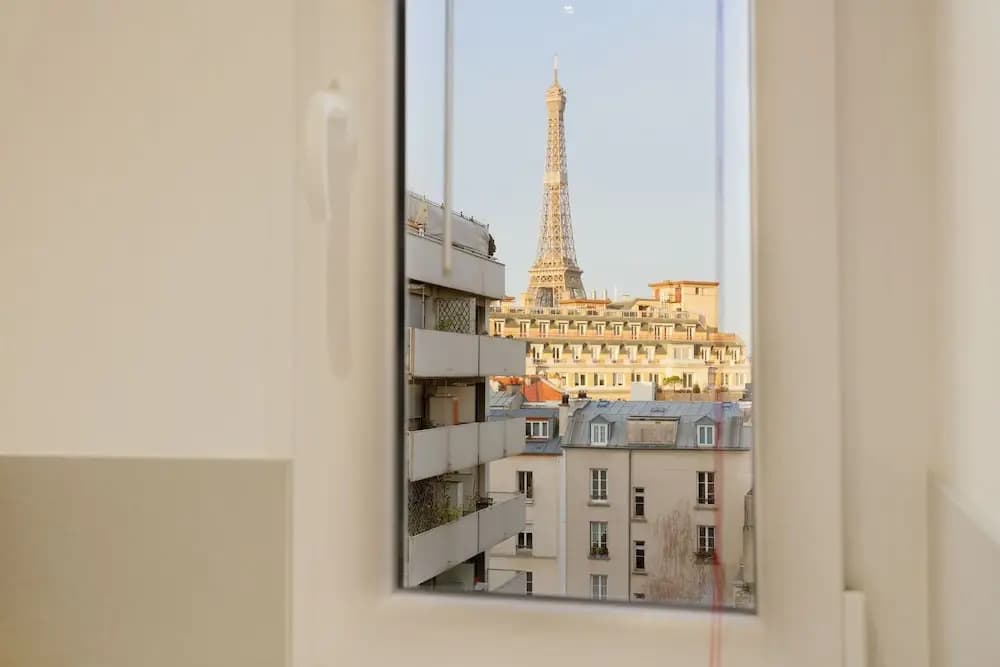 Eiffel Tower View Private Apartment - photo 9