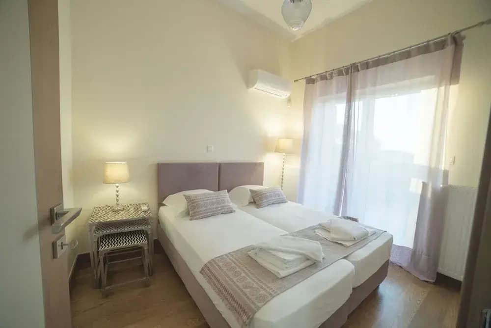 Stunning 2 bedroom house with amazing view - photo 4