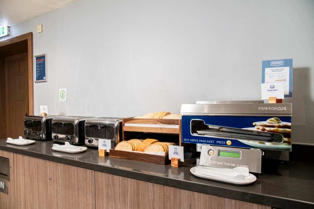 Holiday Inn Express Edinburgh Airport - photo 3
