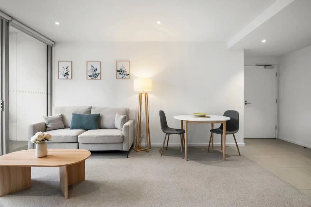 Marina-view 1-bed Apartment in Docklands - photo 5
