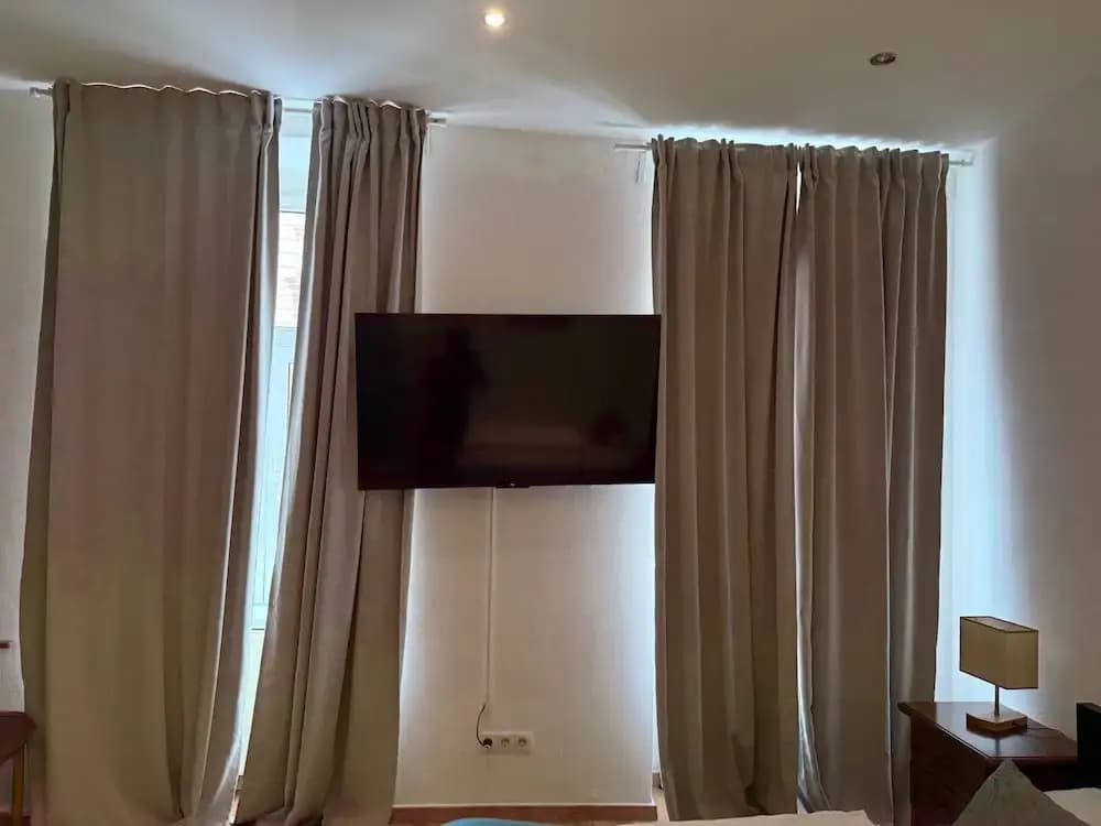 Chic 2BR Apt Steps from Westbahnhof - photo 4