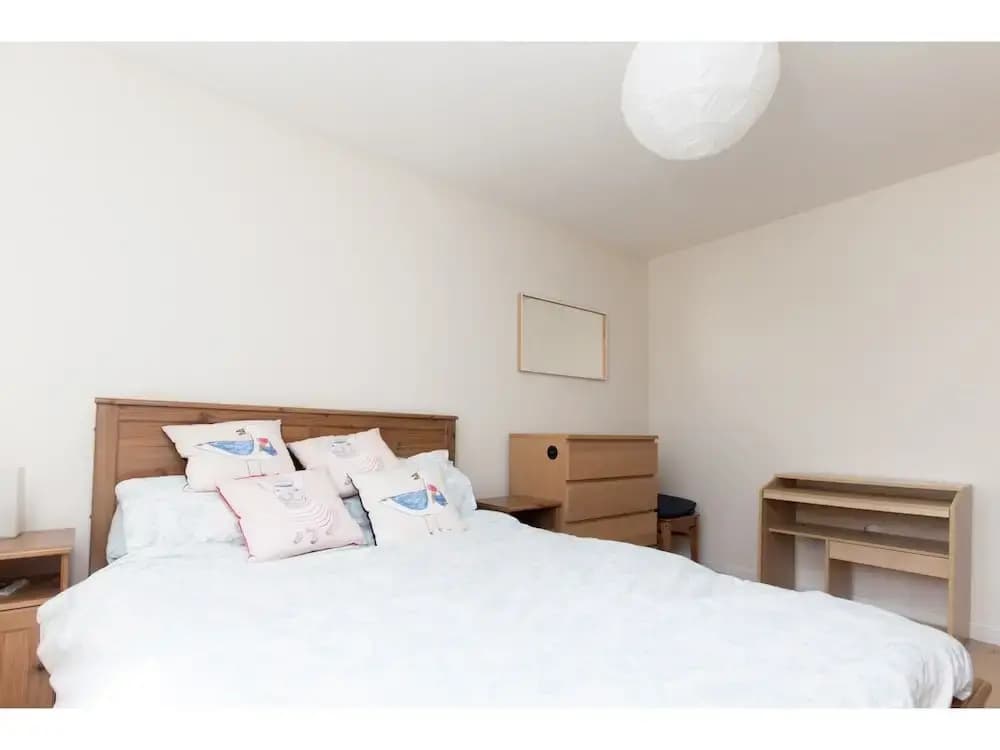 Bright, Modern 2BR Flat for 3 With Parking - photo 3