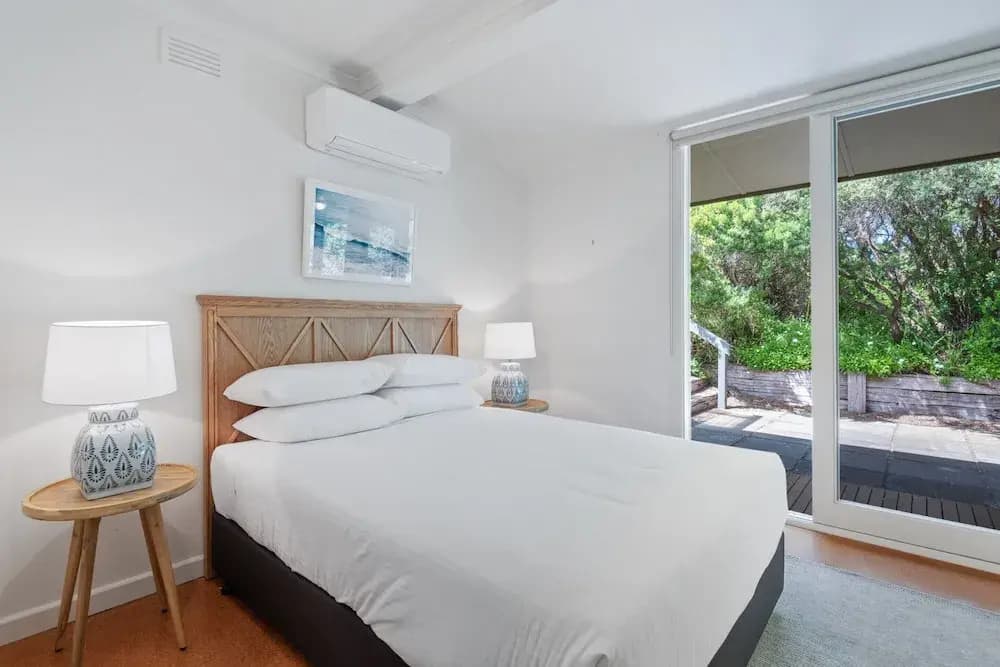 Spacious Coastal 4-bed Steps From the Sand - photo 18