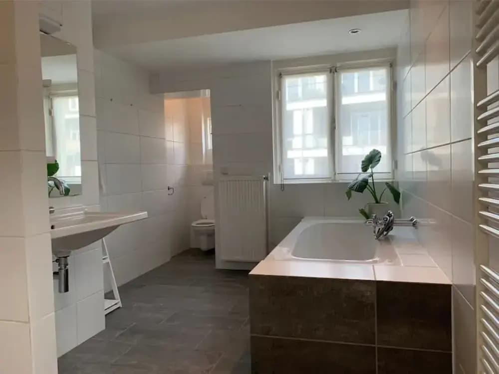 Bright Waterview Apartment - photo 8