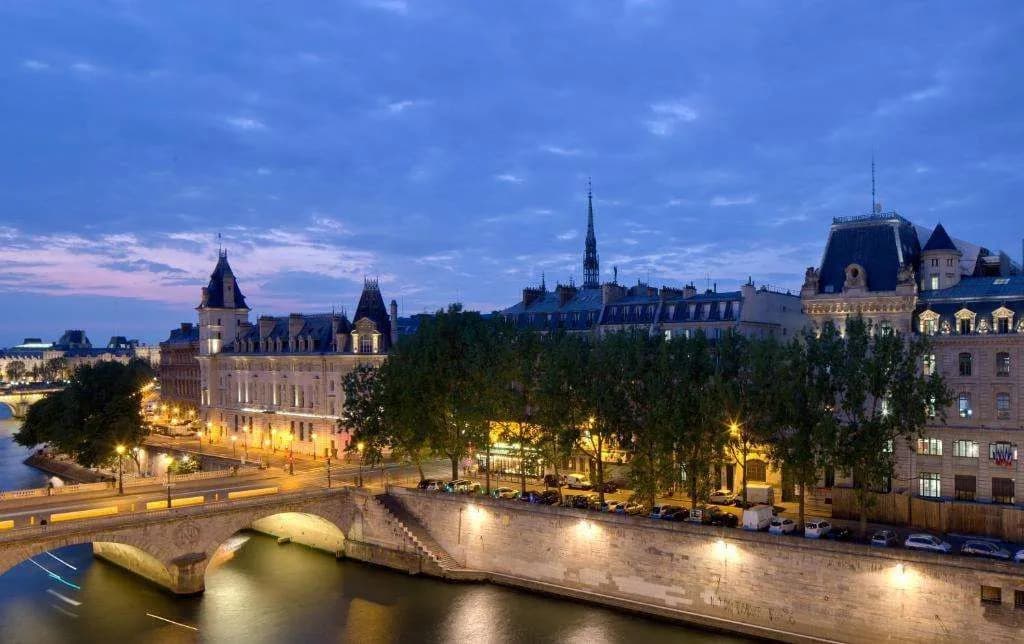 Hotel Les Rives De Notre Dame - photo 37