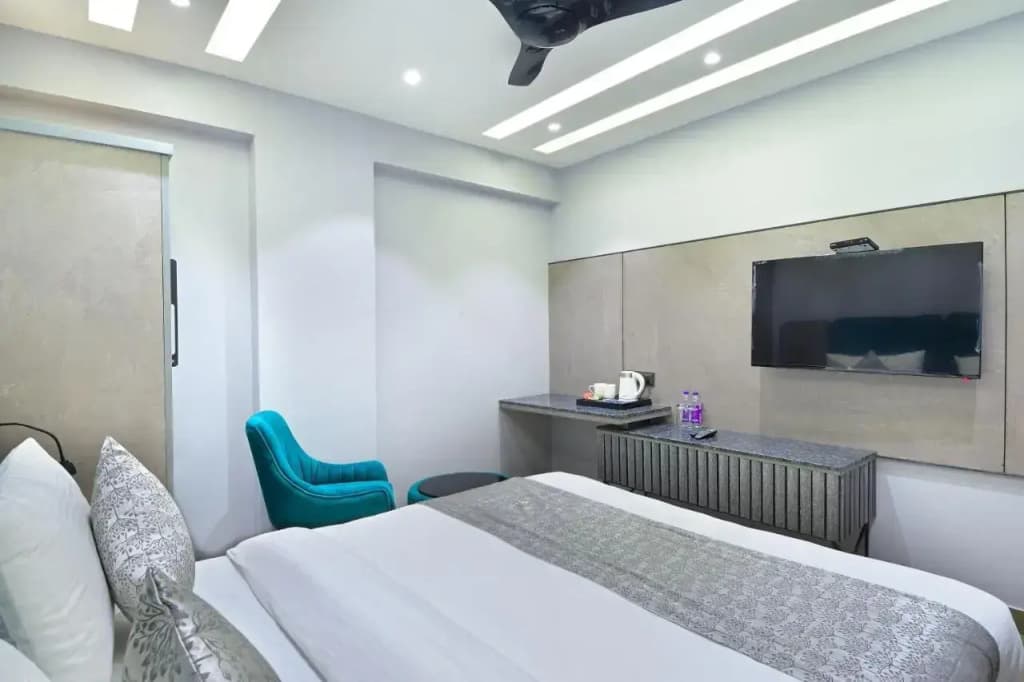 HOTEL UPTOWN - Luxury Restaurant & Rooftop Near Connaught Place - photo 6