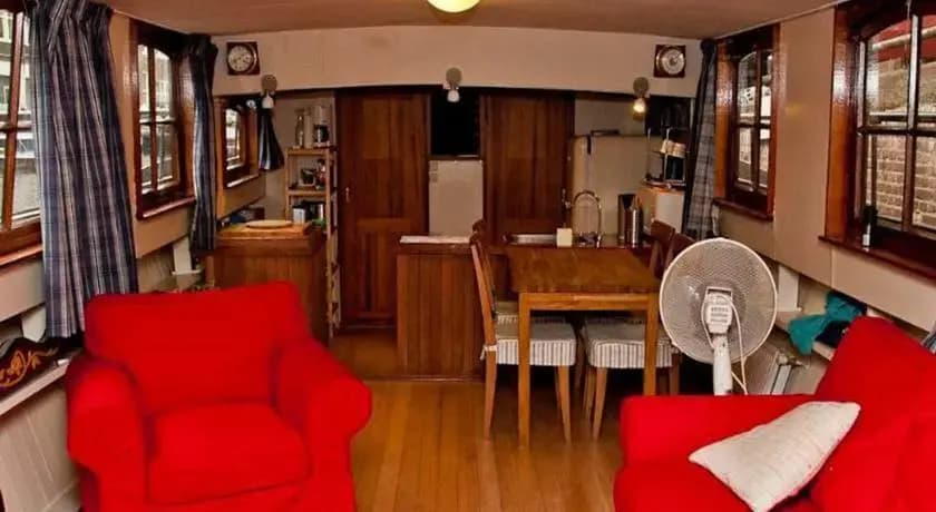 The Hoop Houseboat - photo 6