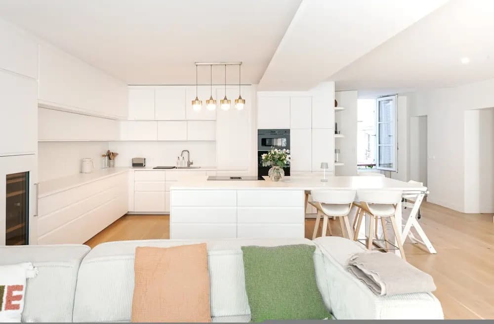 By Saint-sulpice Newly Refurbished 4 BR Apartment - photo 6