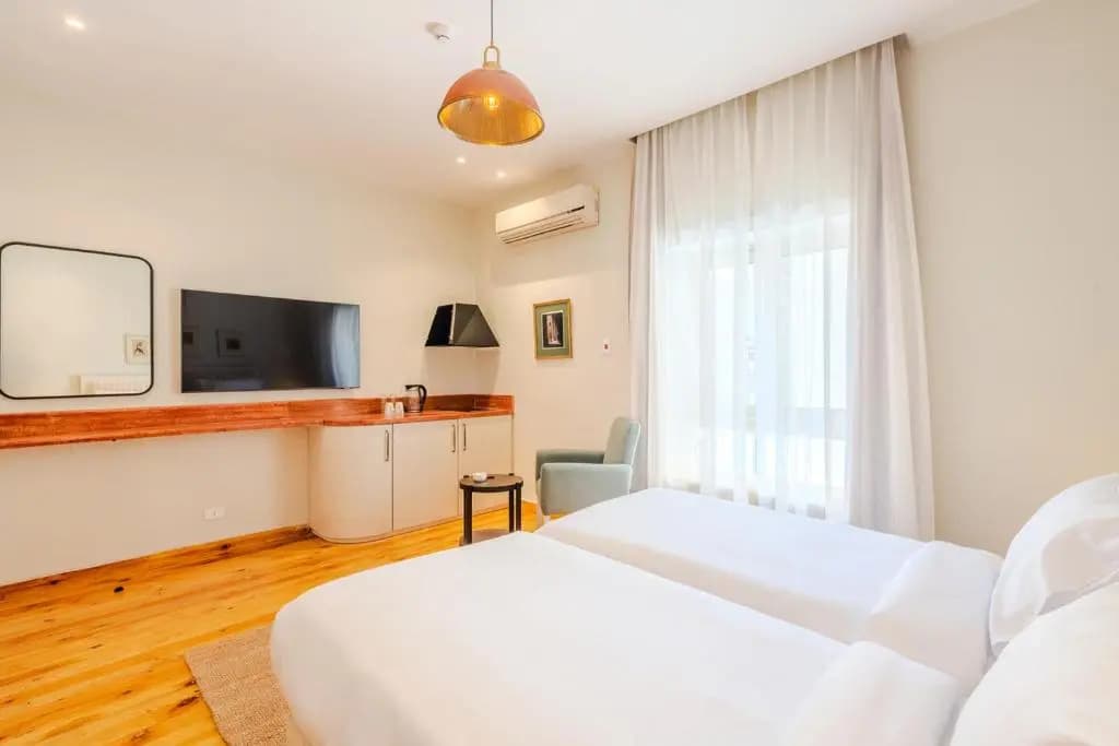 Longchamps Hotel - photo 1
