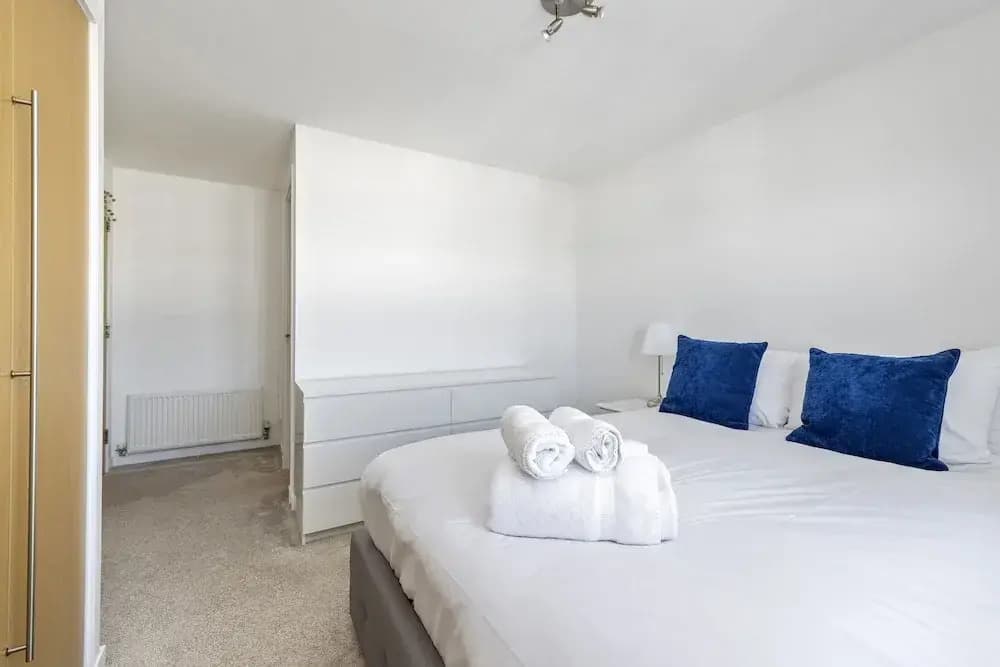JOIVY Stunning 2-Bed Flat W/ Free Parking - photo 3