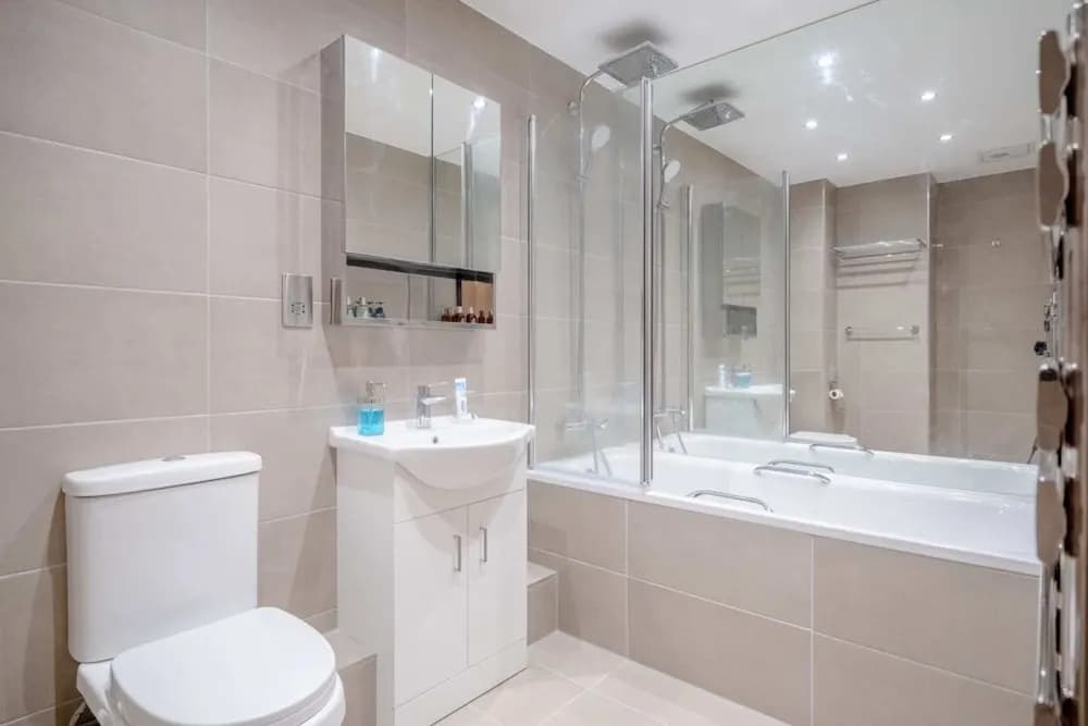 Central 2BD Flat w/ River View Balcony - Vauxhall! - photo 9