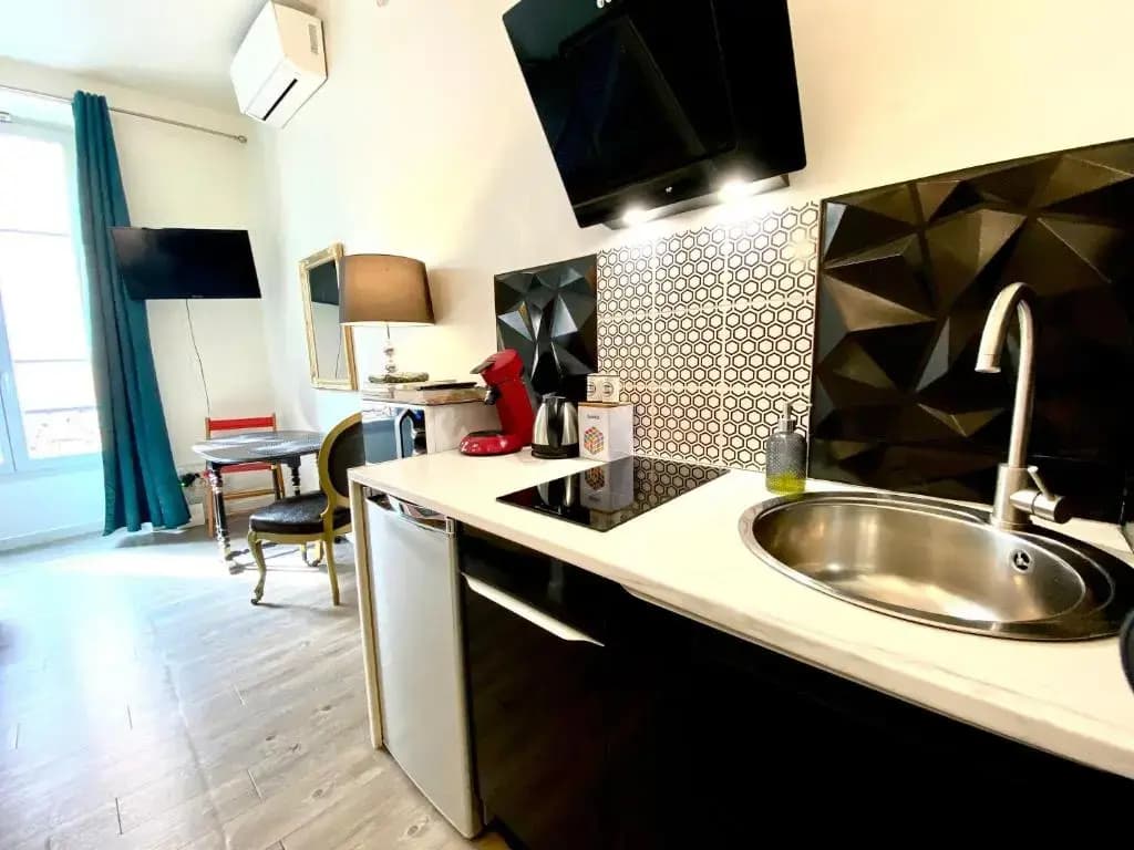 Apartment Center-2 Steps From SEA-Kitchen-Wifi-Air conditioning - photo 3