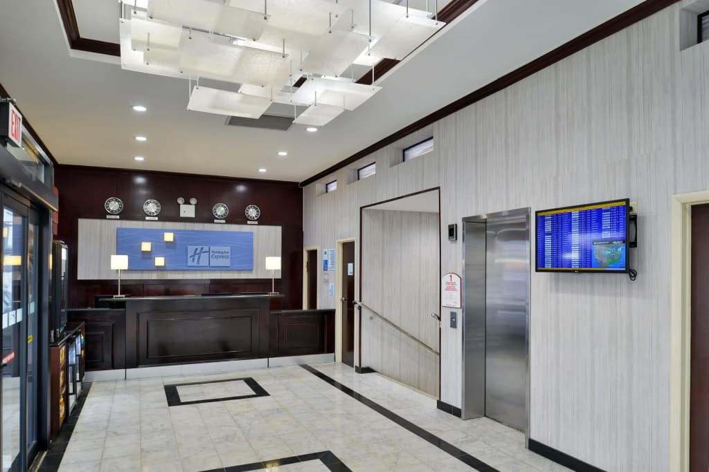 Holiday Inn Express Kennedy Airport - photo 2