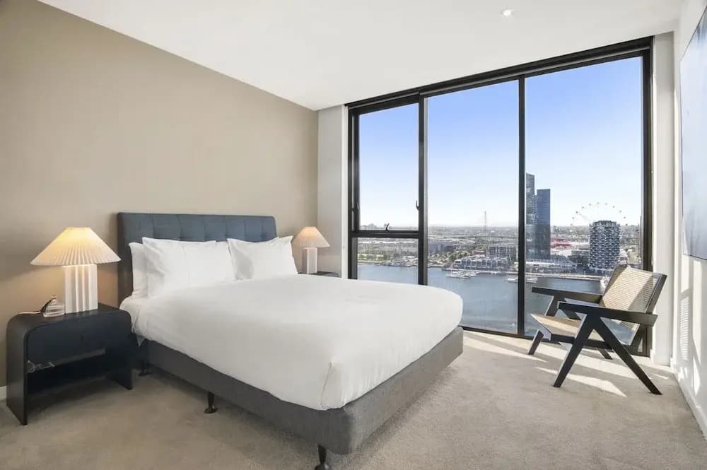 Stunning 2-bed Apartment With Water Views - photo 1