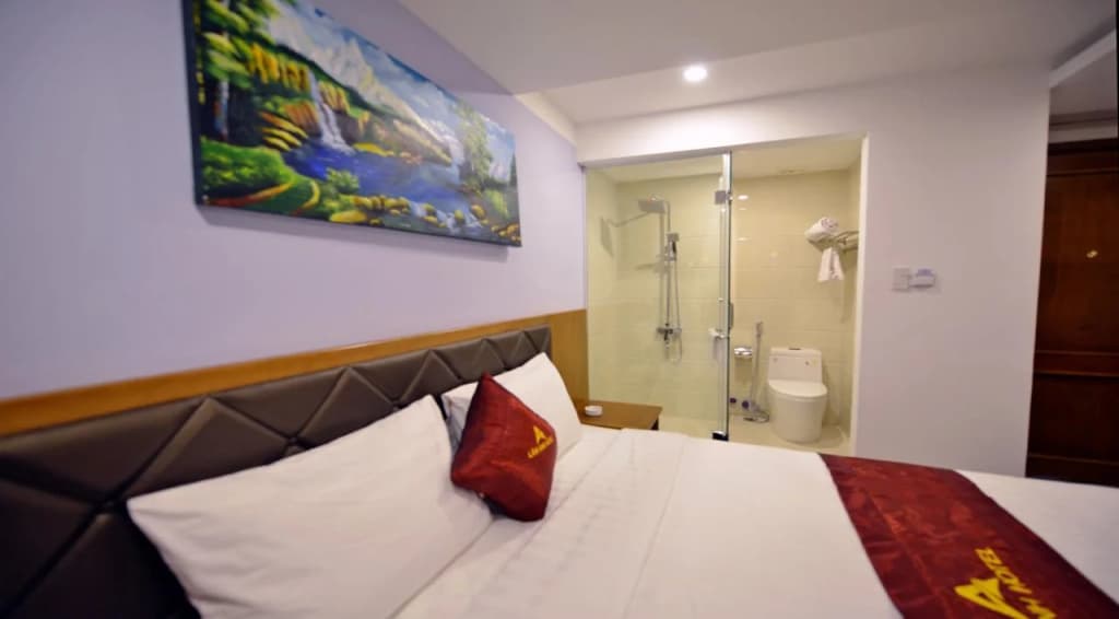 La Beach Hotel - photo 14
