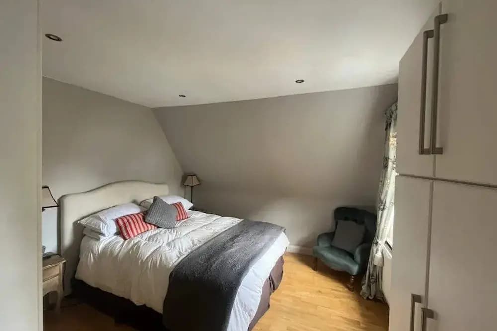 Modern Top Floor 2BD Flat - Kensington - photo 3