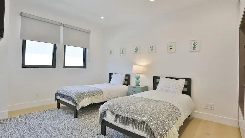 Spacious 5 Bedroom West Hollywood Home With Pool - photo 4