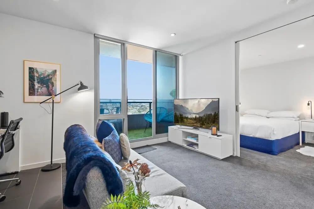 Chic 1-bed With Balcony Views and Amenities - photo 4