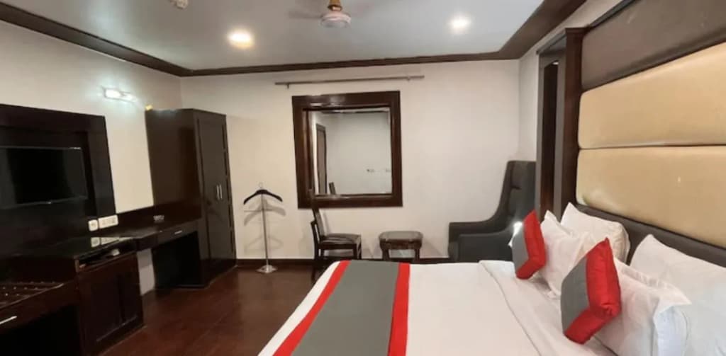 Qotel Hotel Sandberry Prashant Vihar - photo 1