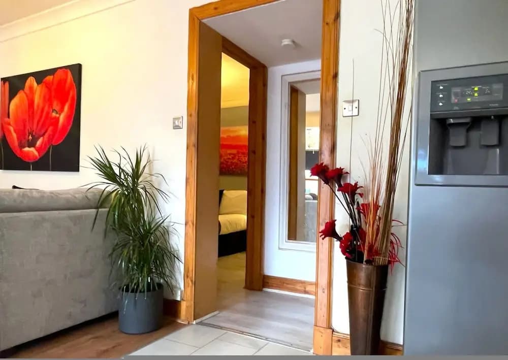 Spacious 4BR Edinburgh Home Free Parking - photo 8