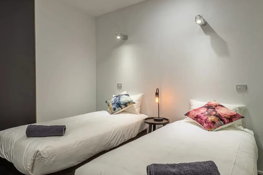 Luxury 3 Bed 2 Bath City Views - photo 4