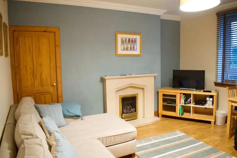 Newly Refurbed Home With Free Parking - photo 6