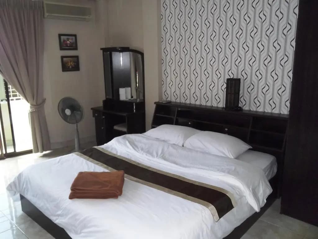 River Hotel - photo 2