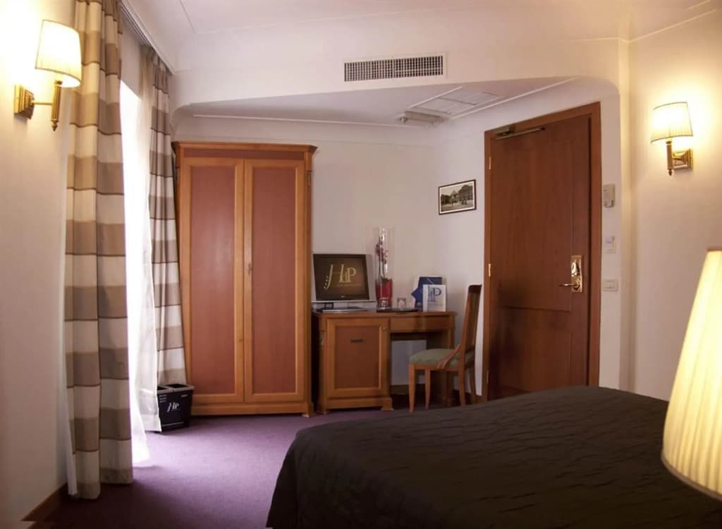 J Maluni City Hotel - photo 2
