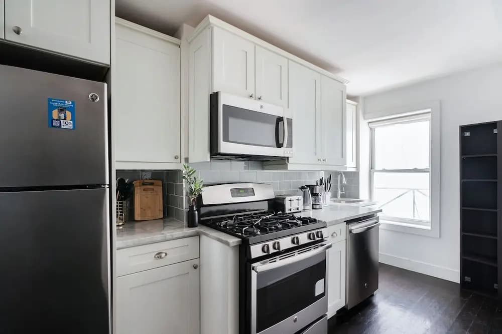 39-3 Newly Renovated 3 BR Prime Midtown Sleeps 6 - photo 11
