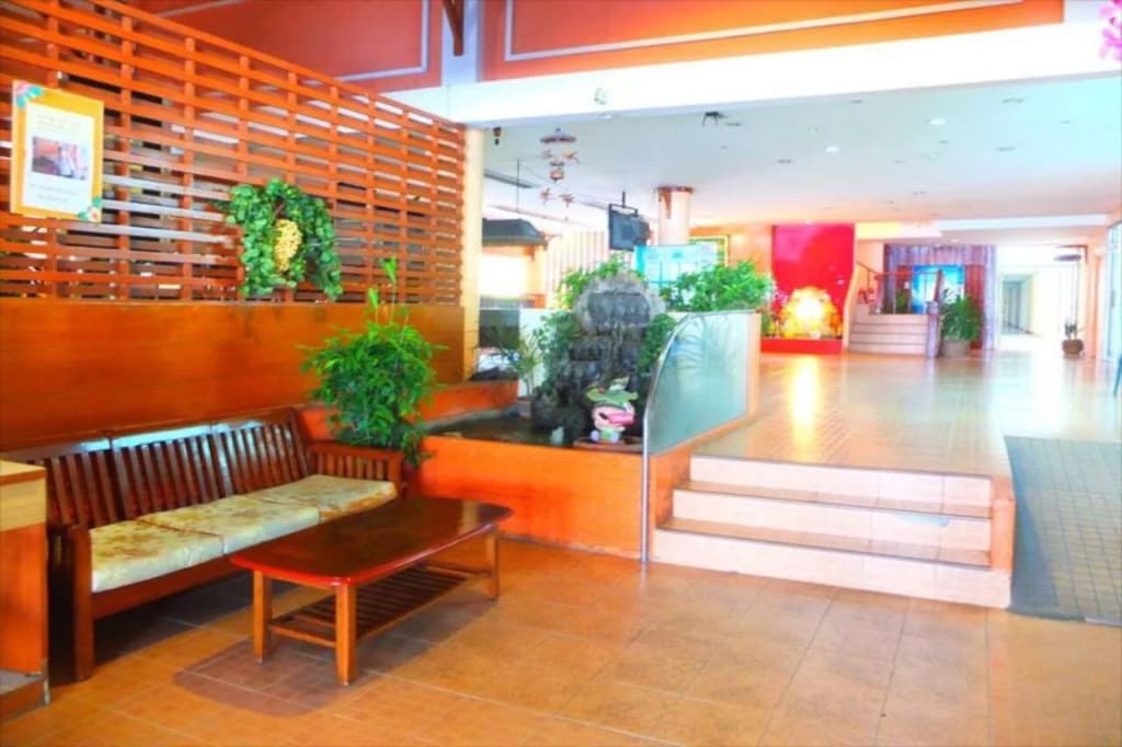 Queen Pattaya Hotel - photo 2