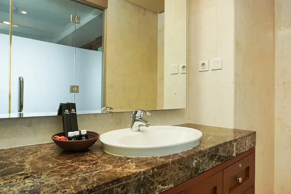 Stunning 1BR @ The Mansion of Kemang Apartment By Travelio - photo 9